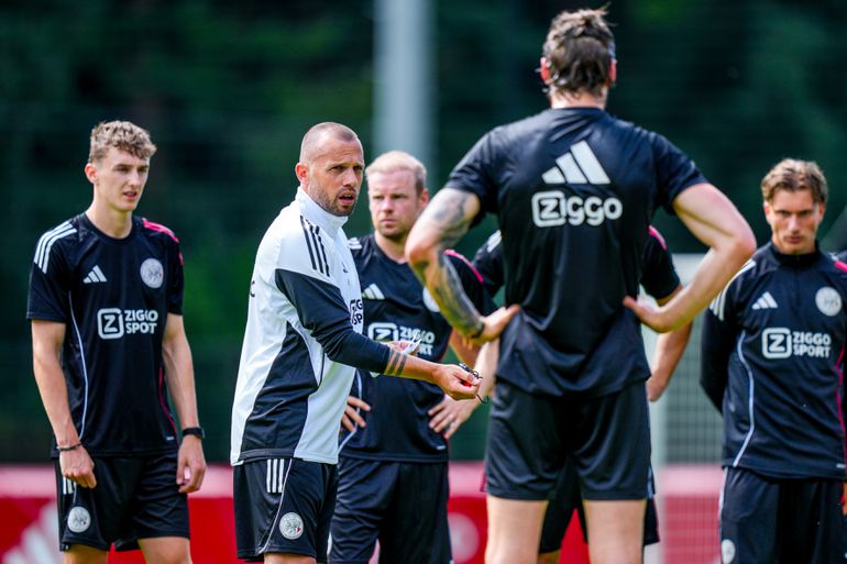Een zelfverzekerde John Heitinga spreekt ambities uit bij Ajax: 'Ik heb natuurlijk ook naar Arne Slot gekeken'