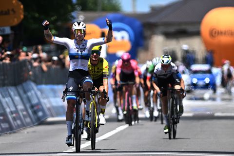 Sprintkanon Lorena Wiebes verslaat alleenheerser Giro d'Italia in rechtstreeks duel