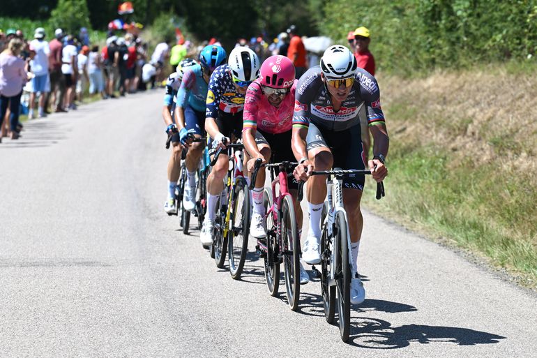 LIVE Tour de France | Mathieu van der Poel heeft gele trui virtueel weer terug in chaotische heuveletappe