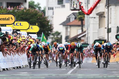 Live Tour de France | Sprinters weer aan zet richting Bordeaux, twee uit twee voor Olav Kooij?
