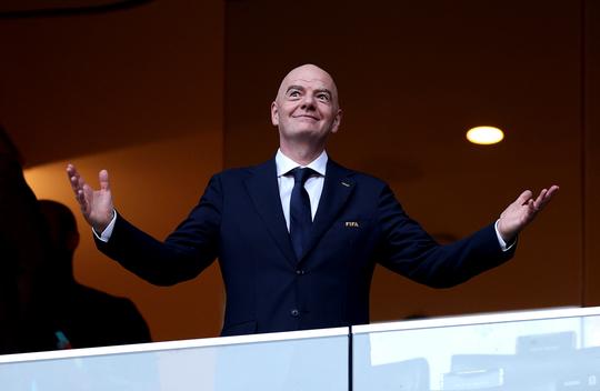 Omstreden FIFA-baas Gianni Infantino zorgt opnieuw voor ophef met opvallend bezoek na spoedoverleg
