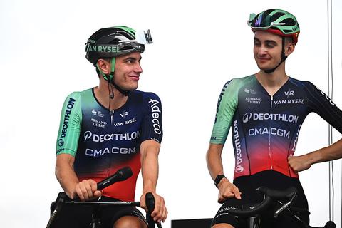 Debutant Olav Kooij opvallend strijdbaar na mislukte massasprint in Tour de France: 'Dat is het mooie van de koers'