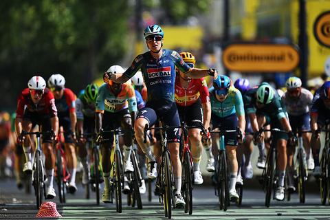 Topsprinter Olav Kooij komt tekort in chaotische tweede massasprint Tour de France