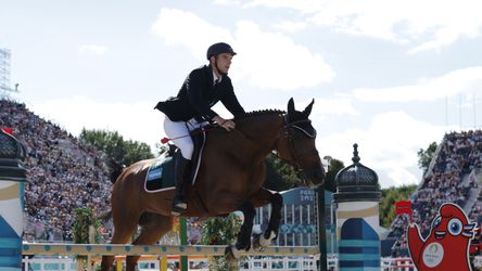 Pijnlijk moment in Parijs: paard weigert te springen, ruiter kan niet naar medailles dingen