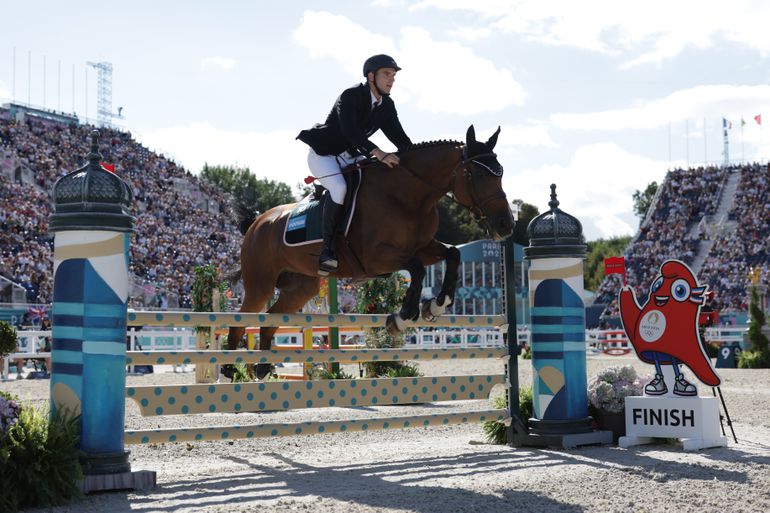 Pijnlijk moment in Parijs: paard weigert te springen, ruiter kan niet naar medailles dingen