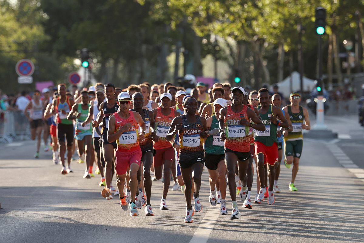 Opvallende start olympische marathon: Nederlander Abdi Nageeye al snel langs de kant, TeamNL showt teamwork