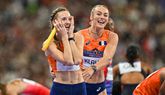 Femke Bol (l) en Lieke Klaver glunderen van geluk na hun eerdere gouden plak bij de gemengde estafette. © Getty Images