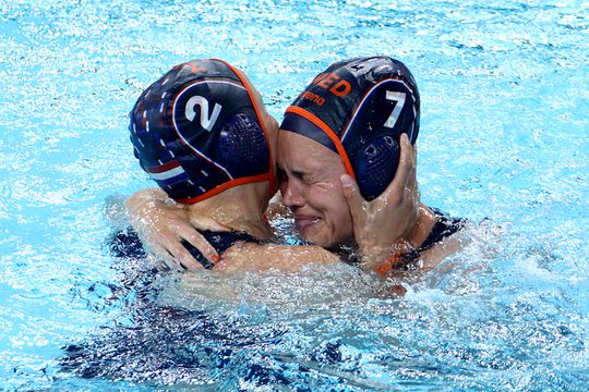 Fantastische beelden van de bronzen waterpolosters: emoties na wéér een comeback