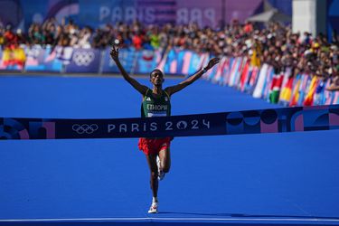 Geen herhaling van 'Abdi-show' op olympische marathon, Ethiopiër Tamirat Tola wint in Parijs