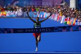 Tamirat Tola wint de olympische marathon in Parijs, Bashir Abdi liep naar zilver voor België. ©Getty Images