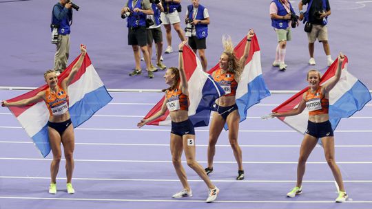 Naar links, naar rechts! Femke Bol en Lieke Klaver vieren feest na zilver op Olympische Spelen