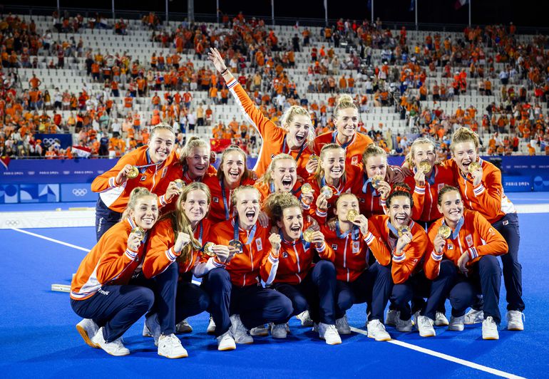 Dit zijn stralende gouden hockeysters van Nederland: bekijk hier de mooiste foto's van onze heldinnen in Parijs