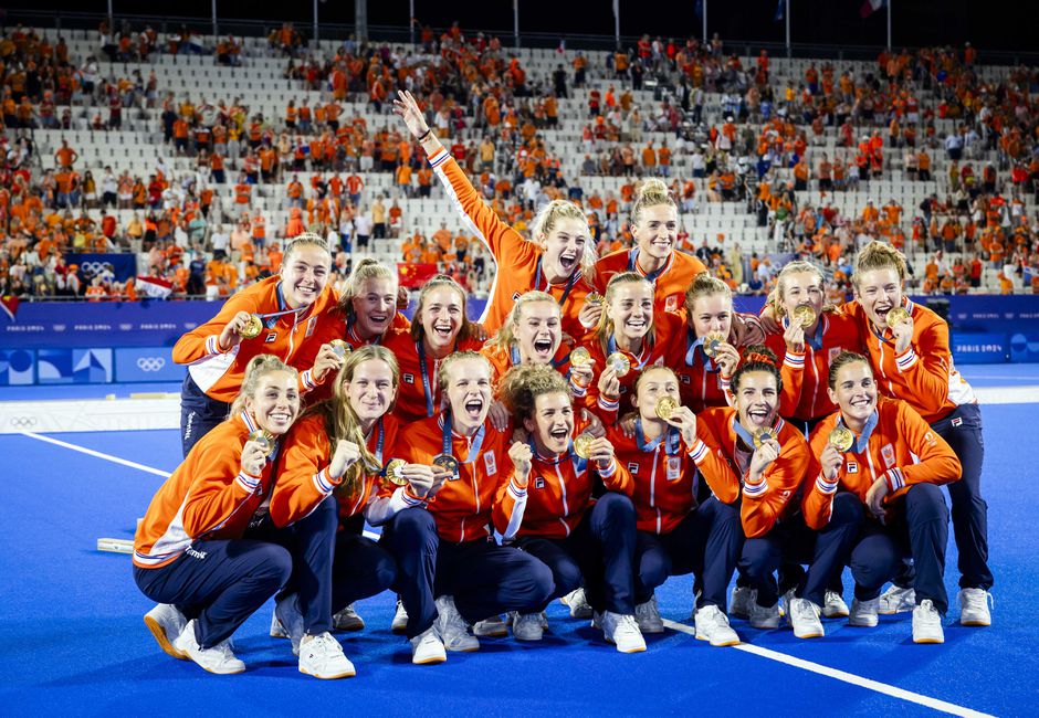 Dit zijn stralende gouden hockeysters van Nederland: bekijk hier de mooiste foto's van onze heldinnen in Parijs