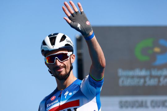 Franse toprenner Julian Alaphilippe 'weken ziek' van moeilijke beslissing: 'Hij lag er nachten wakker van'