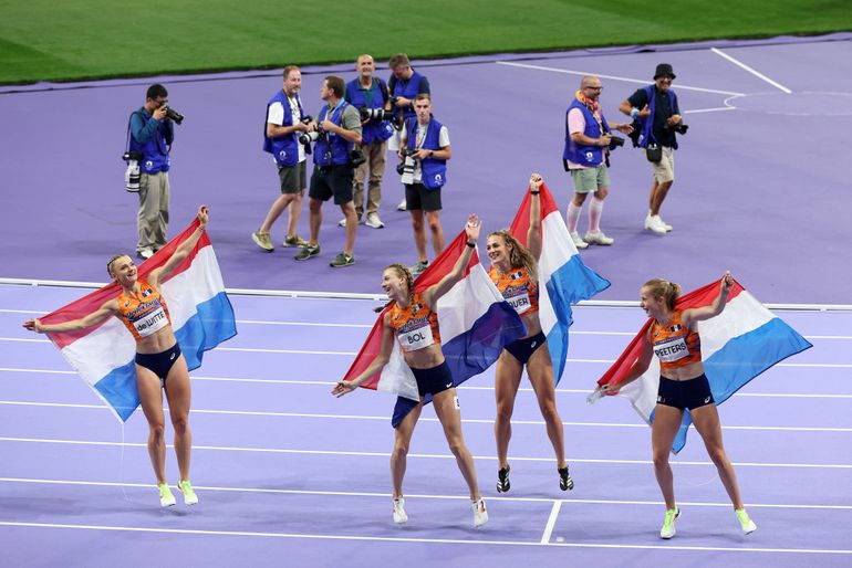 Estafettevrouwen beseffen waar ze vandaan komen: 'Ze draaiden Snollebollekes in Stade de France, dat zegt wel wat'