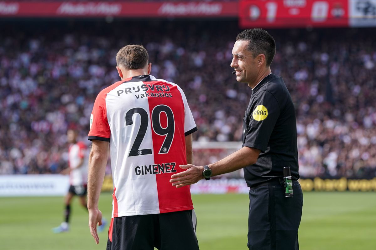 Feyenoord-fans woedend nadat VAR niet werkt: 'Hadden penalty moeten hebben'