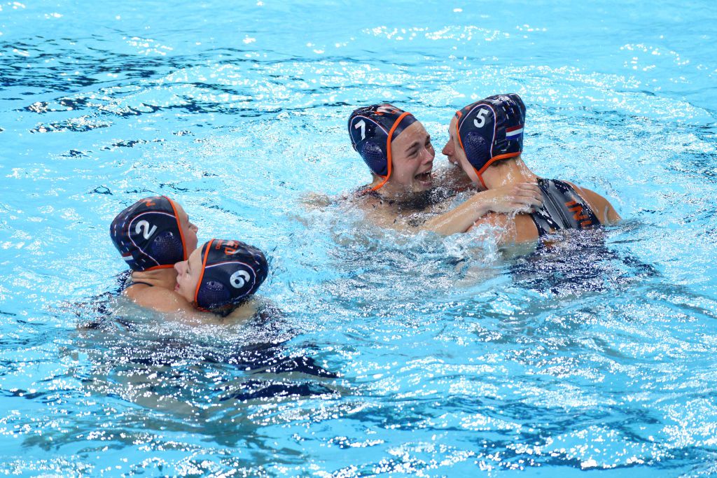 Nederlandse waterpolosters pakken dankzij donderspeech en krankzinnig slot brons op Olympische Spelen