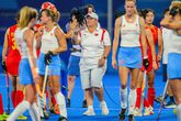 Alyson Annan feliciteert haar eigen hockeysters van China en die van oud-werkgever Nederland na de olympische finale. ©Pro Shots