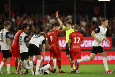 Schoppartij in de Eredivisie: drie keer rood na aanslagen bij Almere City FC - AZ