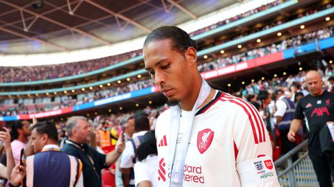 Virgil van Dijk onder vuur na dramatisch begin van seizoen bij Liverpool: 'Ongebruikelijk klungelig'
