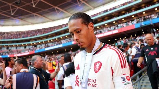 Virgil van Dijk onder vuur na dramatisch begin van seizoen bij Liverpool: 'Ongebruikelijk klungelig'