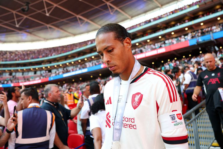 Virgil van Dijk onder vuur na dramatisch begin van seizoen bij Liverpool: 'Ongebruikelijk klungelig'