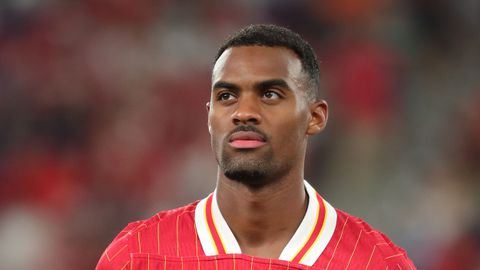 Arne Slot onthult heugelijke reden voor afwezigheid Ryan Gravenberch bij Liverpool