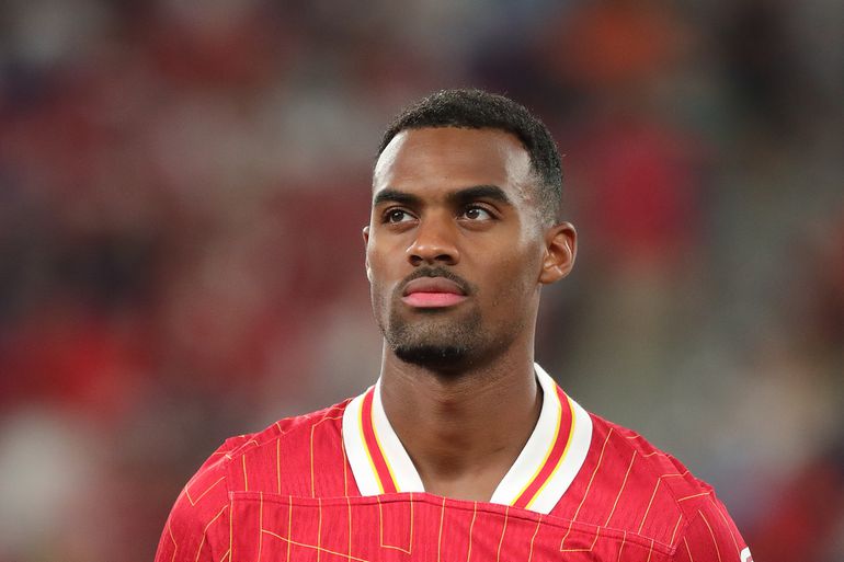 Arne Slot onthult heugelijke reden voor afwezigheid Ryan Gravenberch bij Liverpool