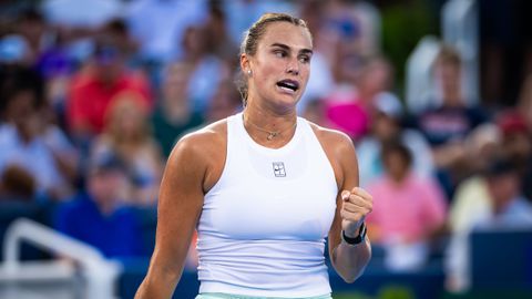 Nummer één van de wereld wint overtuigend, hierna wacht veelbesproken toptennisster