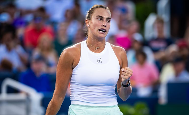 Nummer één van de wereld wint overtuigend, hierna wacht veelbesproken toptennisster