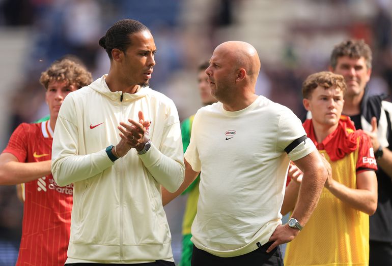 Virgil van Dijk spreekt Arne Slot tegen na nederlaag Liverpool: 'Dat is niet onze norm'