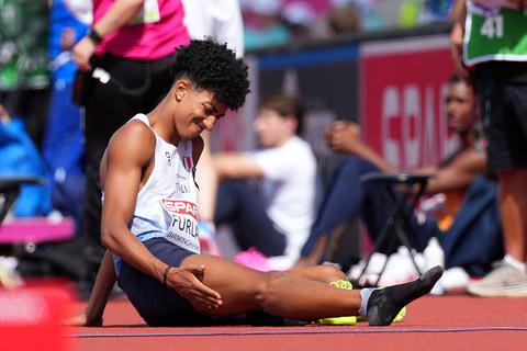 Grote schrik bij EK atletiek: populaire topatleet (21) wordt in rolstoel gehesen en uit stadion gereden
