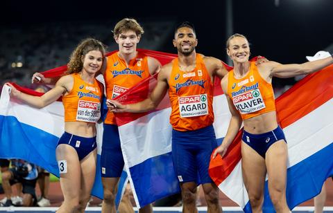 Verwarring tussen Lieke Klaver en NOS-verslaggever opgelost met high-five na eerste medaille met haar vriend