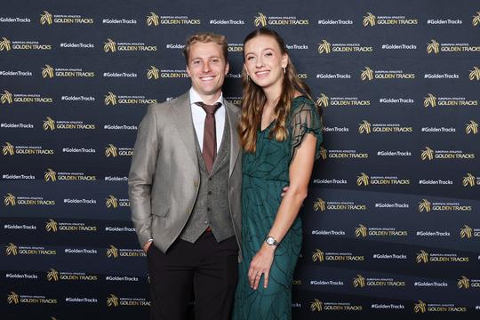 Romantisch moment tussen Femke Broeders-Bol en geliefde na gouden race EK atletiek
