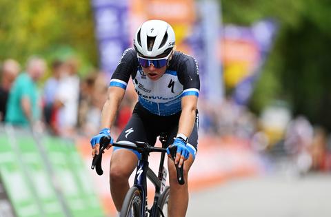 Opmerkelijk incident rond Nederlandse renster in slotrit van de Tour de France Femmes