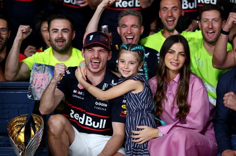 Kelly Piquet staat samen met beroemde vader en Max Verstappen stil bij bijzondere dag