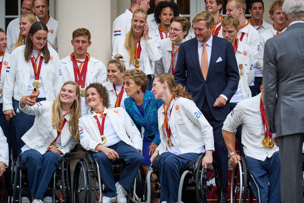 Koning Willem-Alexander en medaillewinnaars stralen na Paralympische Spelen, bijzondere onderscheiding voor twee atleten