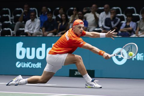 Getransformeerde Tallon Griekspoor laat zich gaan bij burenruzie in Davis Cup