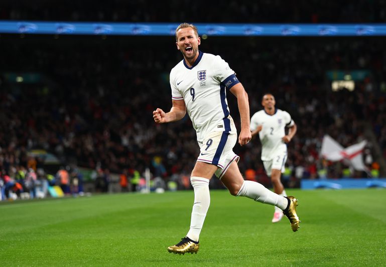 Harry Kane viert bijzondere mijlpaal met twee goals voor Engeland én speciale outfit