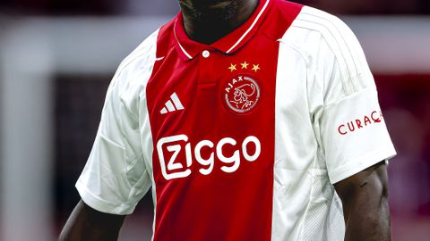 Noodlijdend Ajax harkt extra miljoenen binnen door nieuwe sponsor