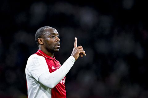 Assistent-trainer Ajax gearresteerd, bezittingen oud-voetballer in beslag genomen