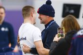 Vader Erben Wennemars valt zoon Joep in de armen nadat de jonge topschaatser wereldkampioen op de 1000 meter is geworden. ©Pro Shots
