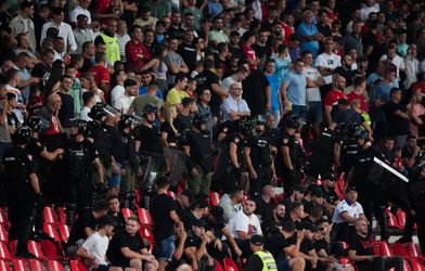 Chaos tijdens duel WK-kwalificatie: politie grijpt hard in op tribunes na 'zenuwslopende' situatie