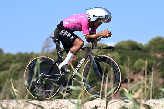 Voormalig olympisch kampioen begaat pijnlijke blunder in Vuelta met pijnlijke val