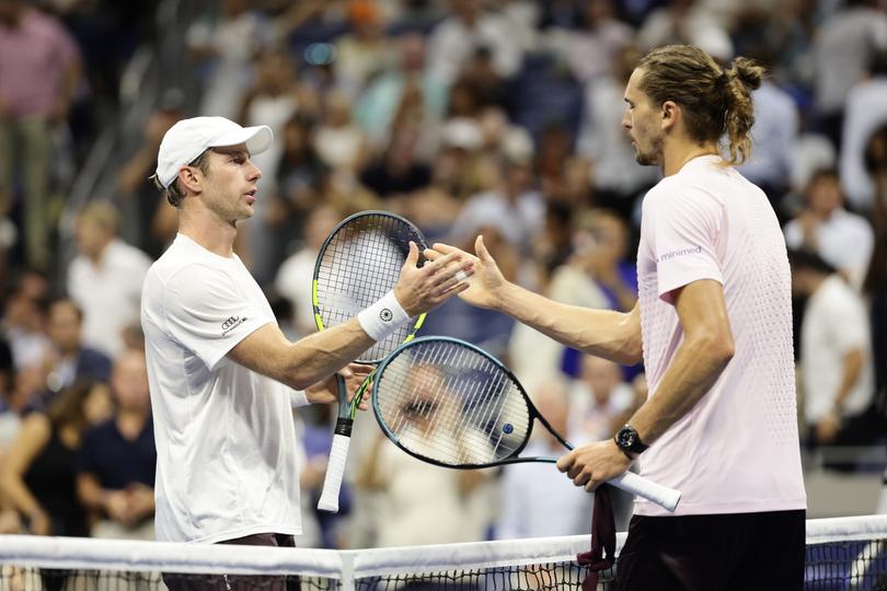 Botic van de Zandschulp en Alexander Zverev. AP