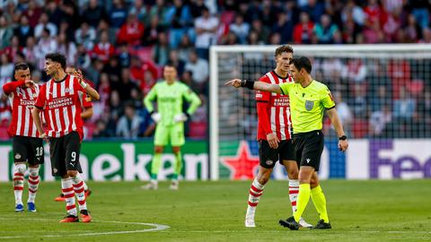 PSV'er Sergiño Dest spreekt zich uit over discutabel moment: 'Hij raakte mijn scheenbeen'