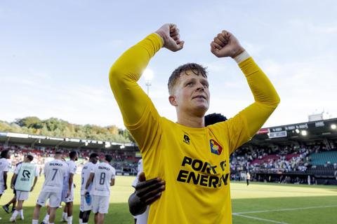 Prachtig privénieuws voor Ronald Koeman Jr: zoon van vertrokken bondscoach deelt met geliefde bijzonder moment
