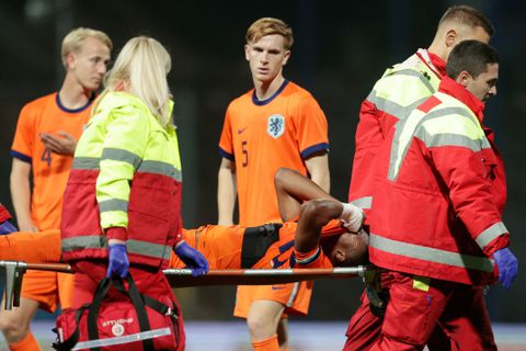 Foute boel bij Jong Oranje: middenvelder (20) wordt per brancard van veld getild
