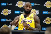 LeBron James staat de pers te woord voorafgaand de seizoensstart van de NBA. ©Getty Images