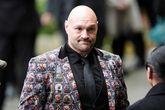 Tyson Fury zorgt voor verbazing op begrafenis met pak vol foto's van zichzelf. ©Getty Images